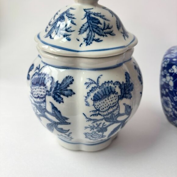 Set of 2 Vintage Blue and White Lidded Chinoiserie Porcelain Vases - Picture 6 of 8